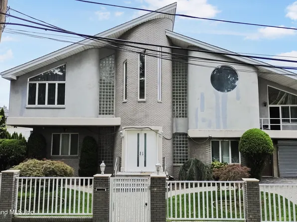 83 Hastings St, Staten Island, NY 10305