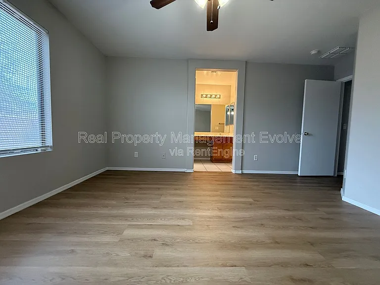 12438 W Hearn Rd — Photo 11
