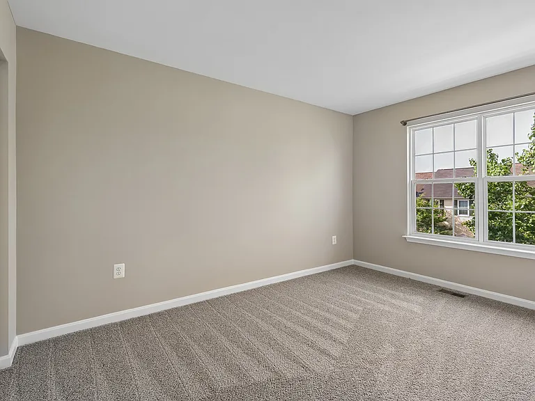 532 Kalmia Sq NE — Photo 16