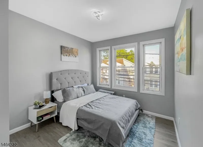 4 bed, 1.0 bath, $2,400 — Photo 2