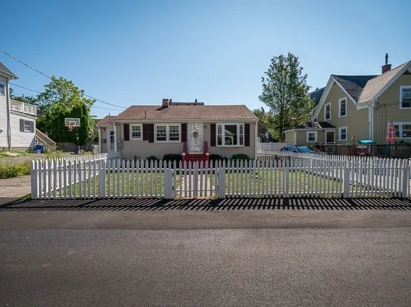 11 Green St, Gloucester, MA 01930