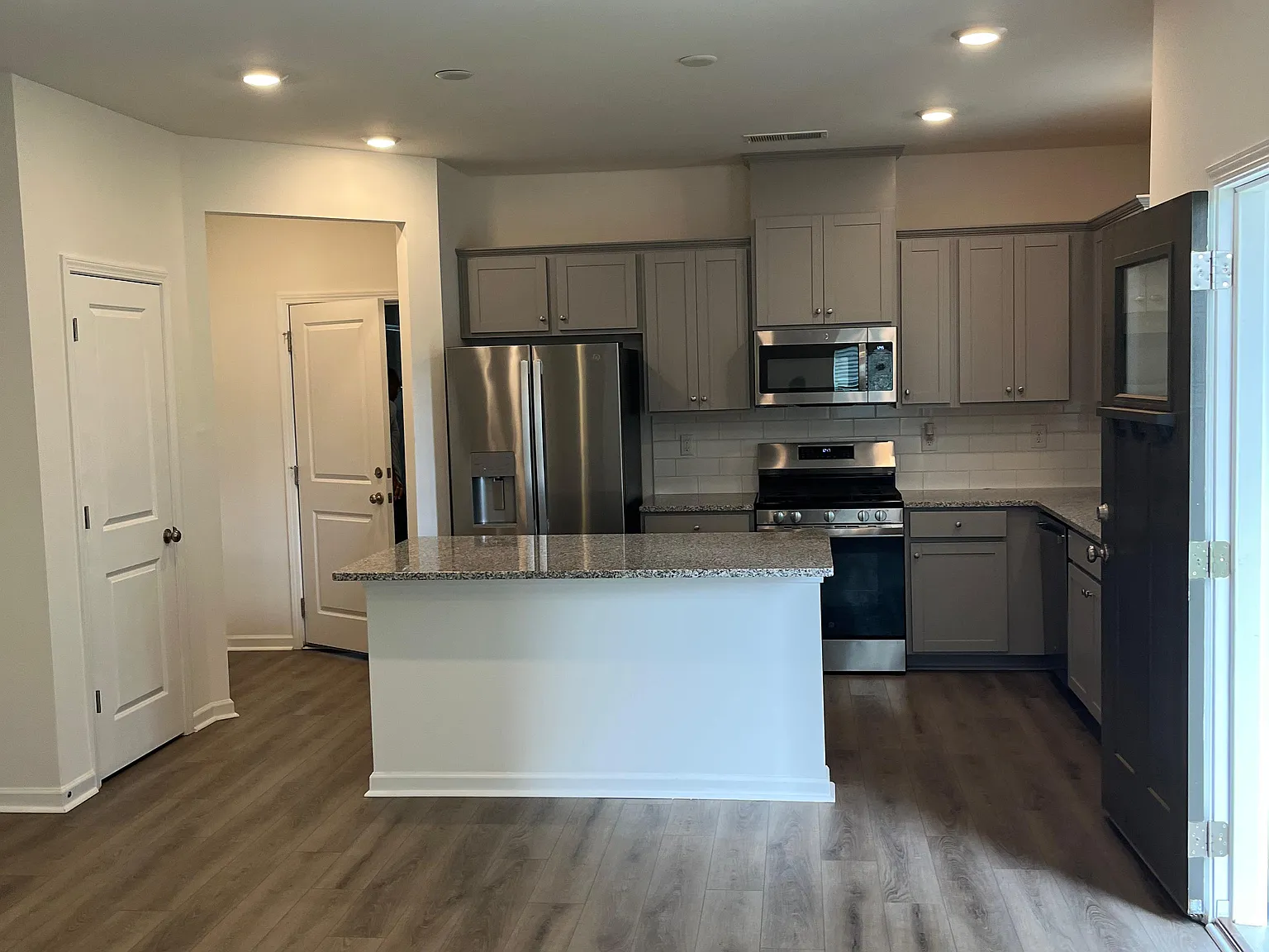 3 bed, 2.5 bath, 1787 sqft, $2,200 — Photo 4