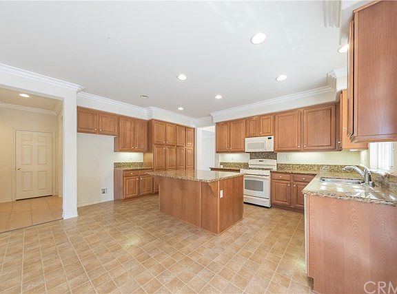 5th image of 15410 La Casa Dr