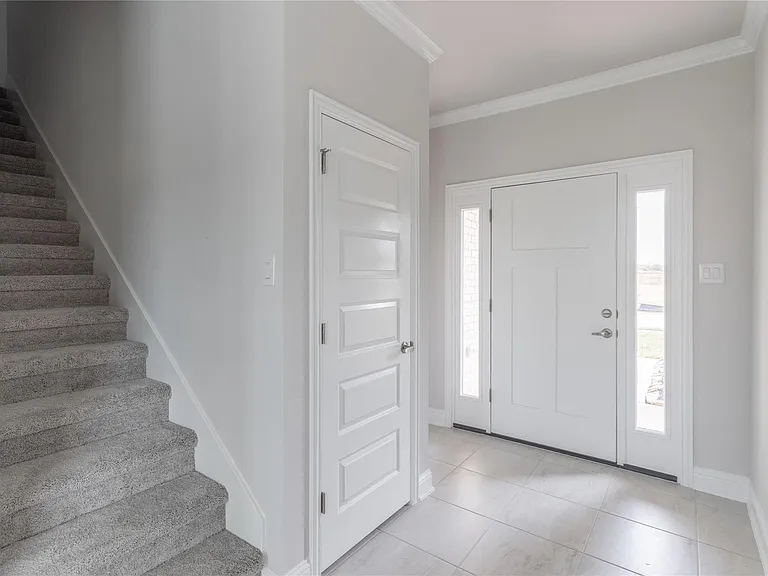 401 Sunray Lake Ln — Photo 2