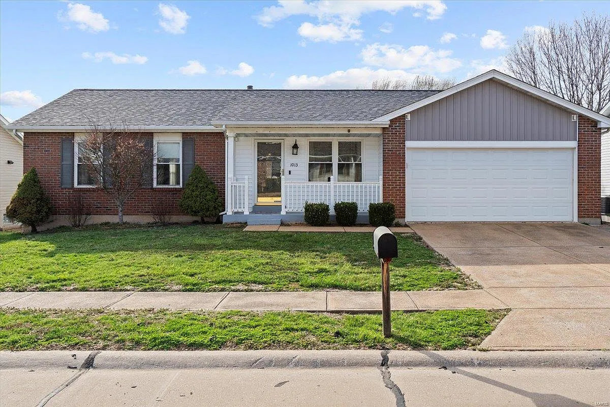 1013 Valentine St photo 1