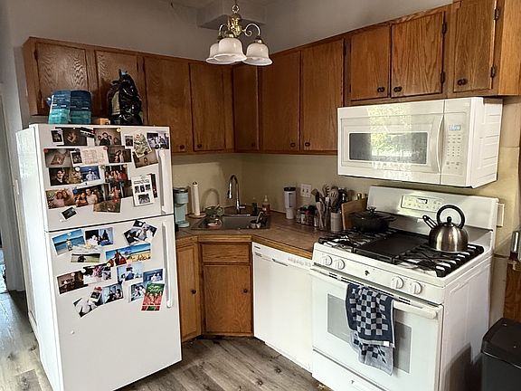 3rd image of 170 W 6th St #1