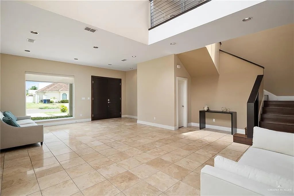 5 bed, 4.5 bath, 4057 sqft, $4,500 — Photo 2