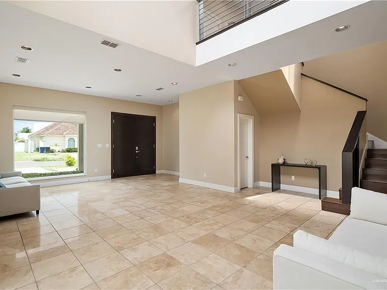 2210 S 49th Ln — Photo 2