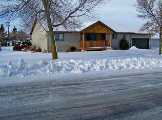 2 Riverside Rd, Morris, MN 56267