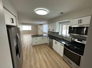 8 James Dr APT 1, Westmont, IL 60559