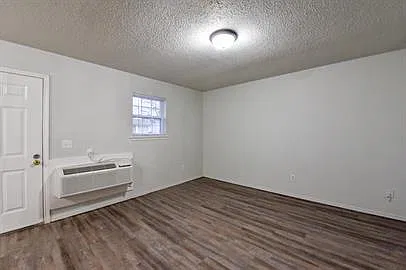 104 Circle B North - B — Photo 2