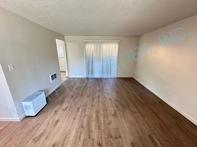 Free Rent! Charming 2-Bed Sanctuary In West Linn Cozy 800 Sq. Ft. Retreat! — Photo 3