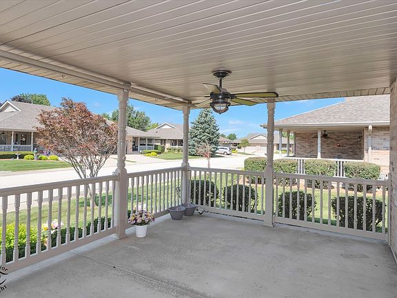 3rd image of 826 Deerpath Ln