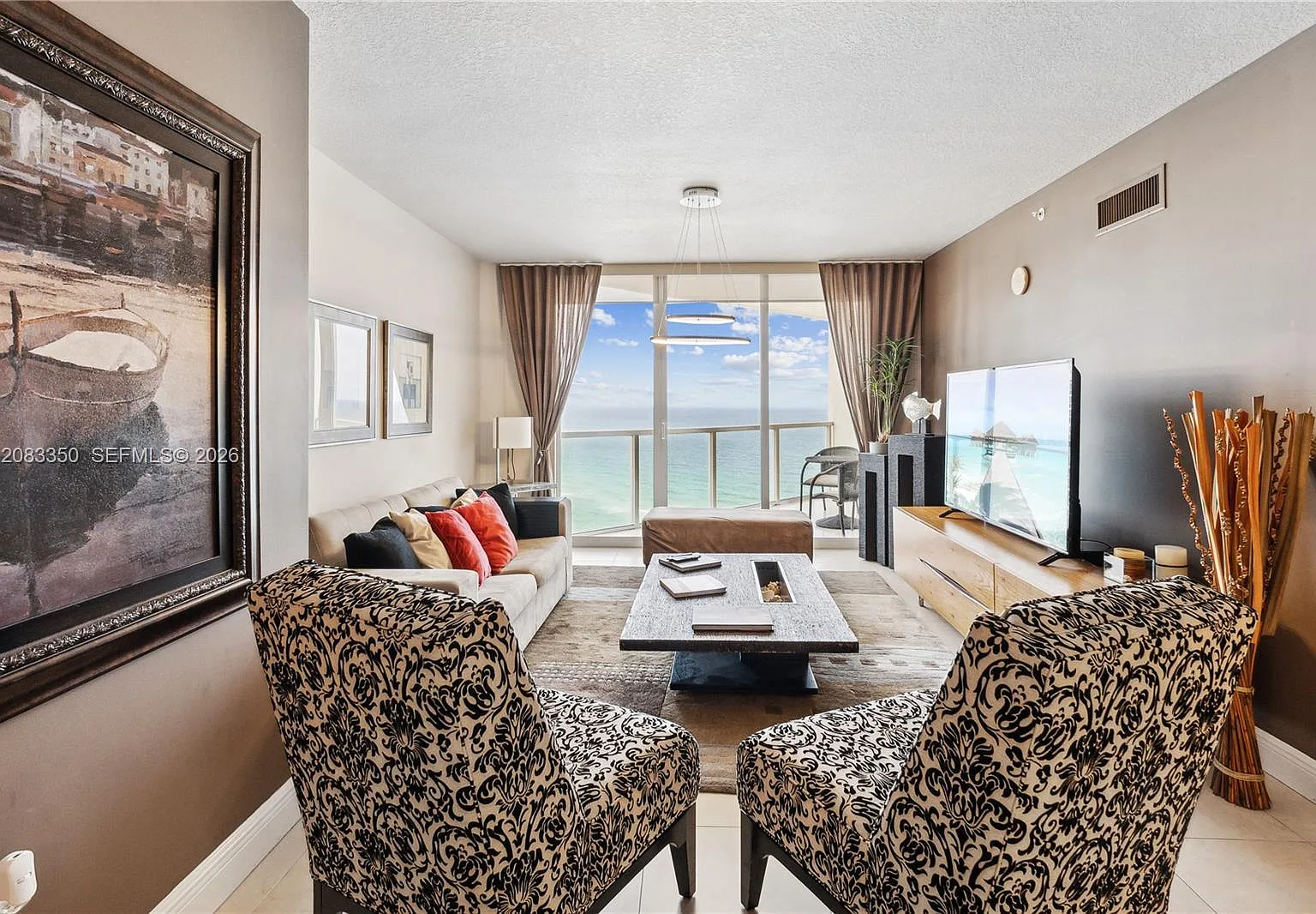 La Perla Condo — Photo 1