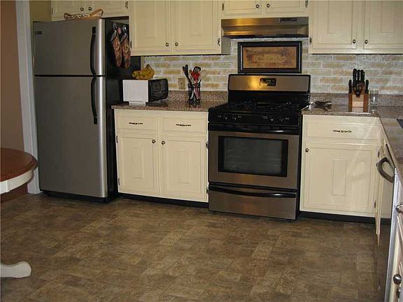 5th image of 76 Nottingham Dr