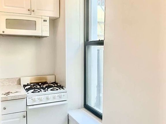 4th image of 70 W 71st St #2C1