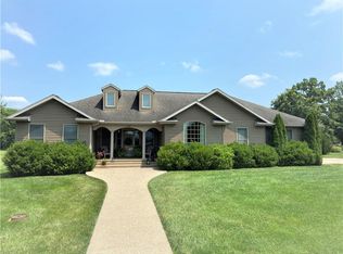818 S Pine St, Pana, IL 62557