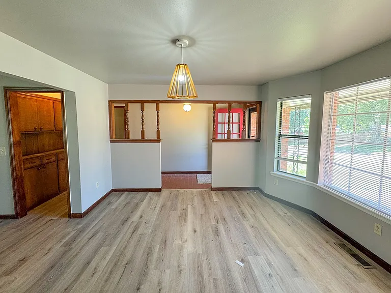 345 Travis Cir — Photo 4
