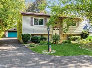 3518 Woodland Cir S, Island Lake, IL 60042