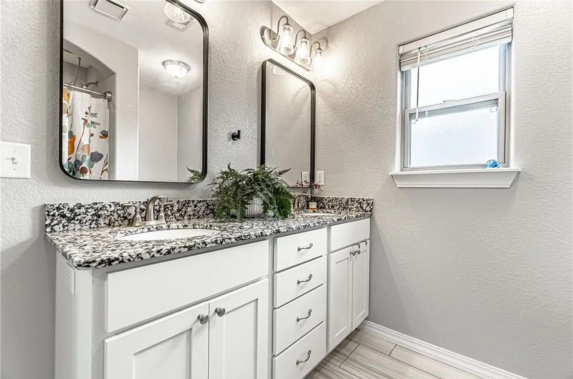 3 bed, 1358 sqft, $1,950 — Photo 3