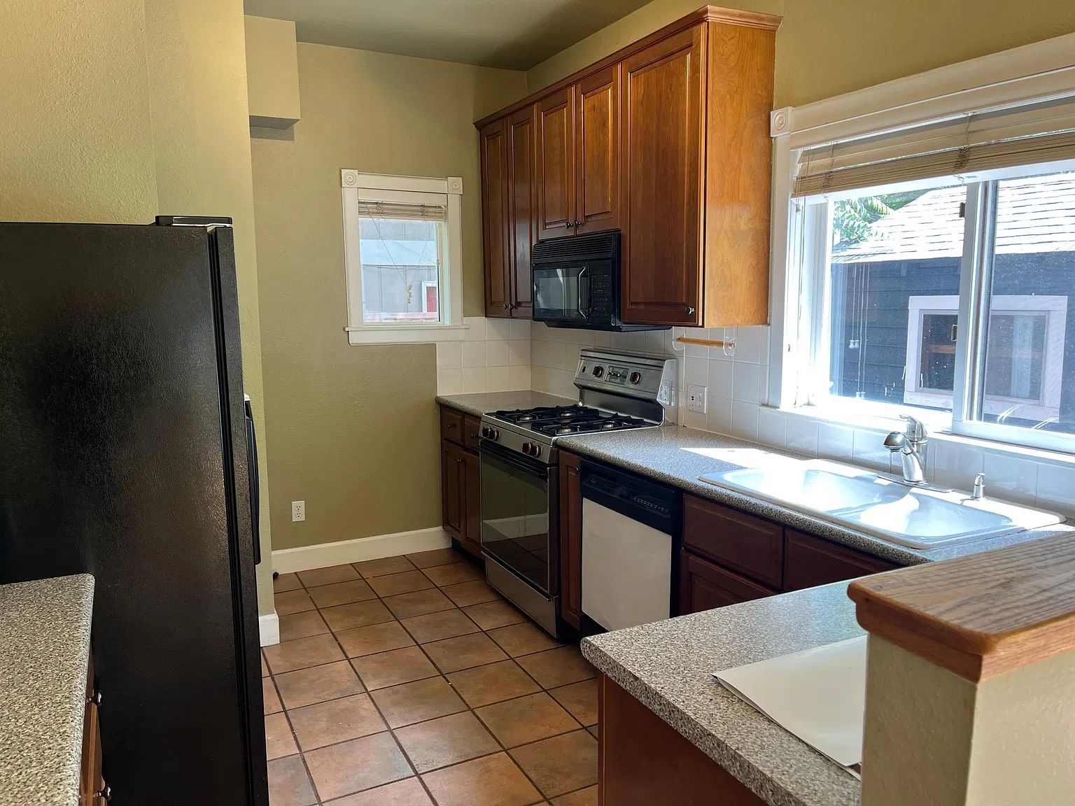 3 bed, 1408 sqft, $4,080 — Photo 3