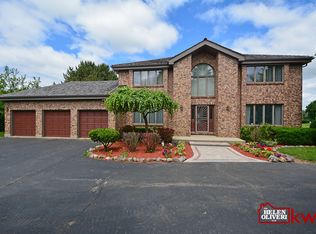 35 Saint John Dr, Hawthorn Woods, IL 60047