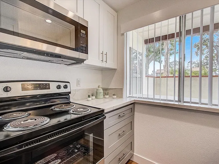 El Cordova Apartments — Photo 12