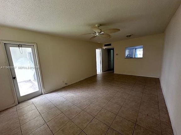 5th image of 2223 Park Ln APT 304