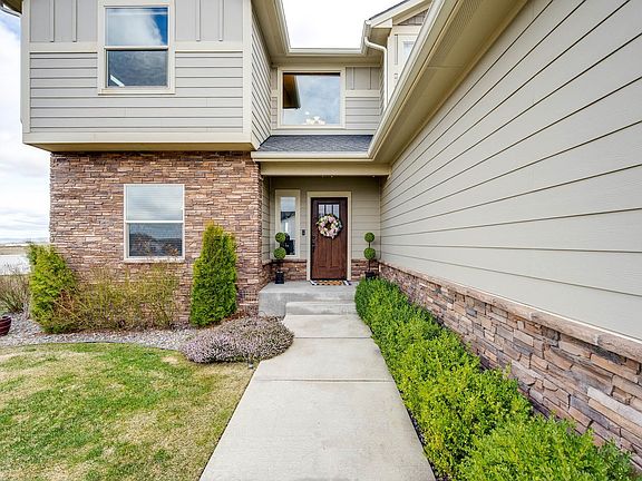 4th image of 810 SW Windy Point Ct