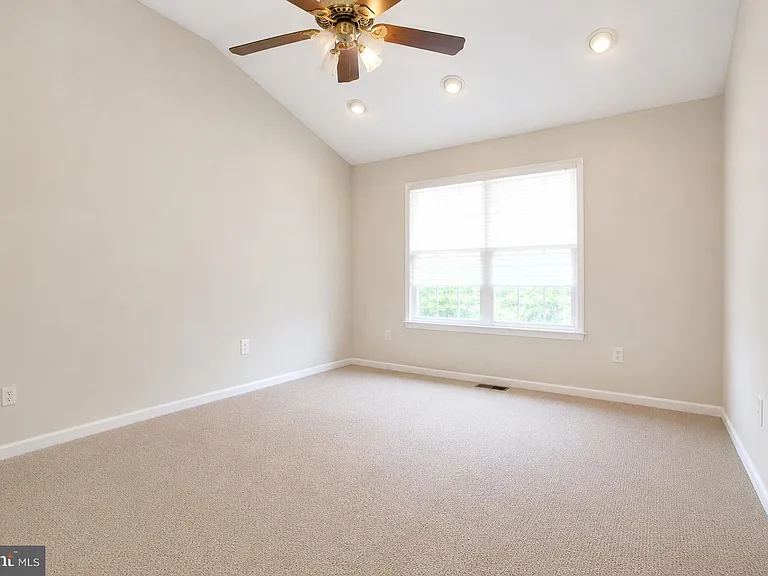 33 Farmington Ct — Photo 17