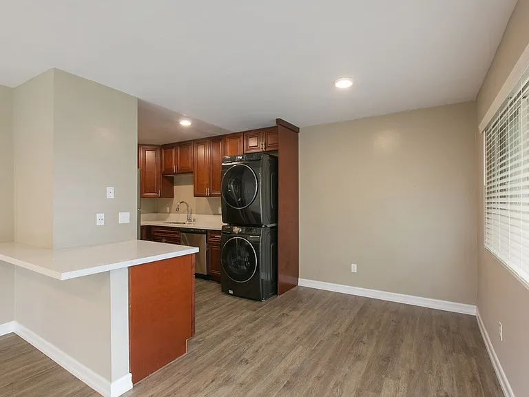 689 Tyrone St — Photo 5