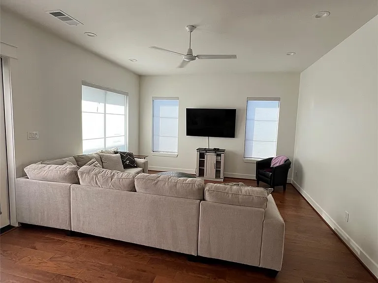 10330 Grove Row Ave — Photo 7
