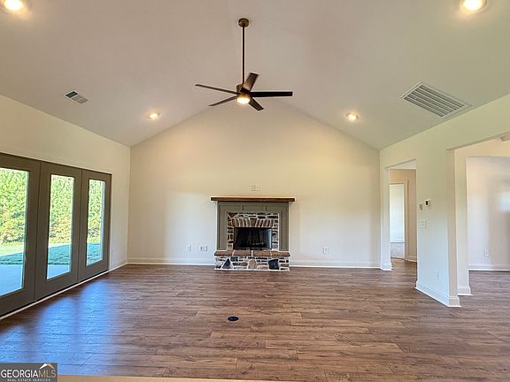 3rd image of 823 Hopewell Rd