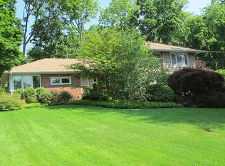 9 Tanners Rd, Great Neck, NY 11020