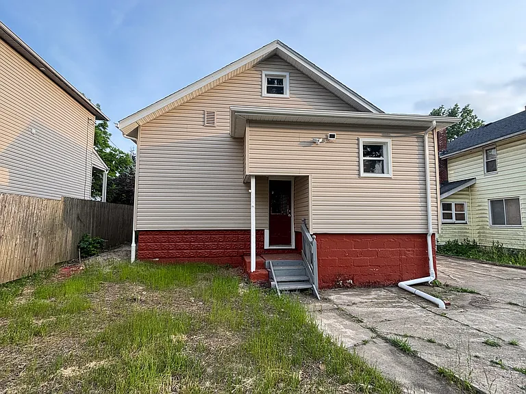 837 Leonard St — Photo 2
