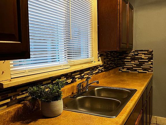 3rd image of 1613 E Park Pl