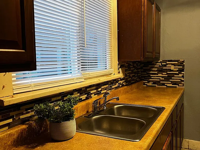 1613 E Park Pl — Photo 3