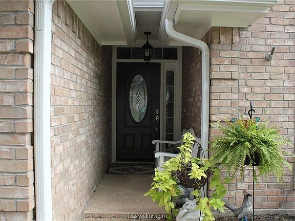 2nd image of 3737 Chantal Cir