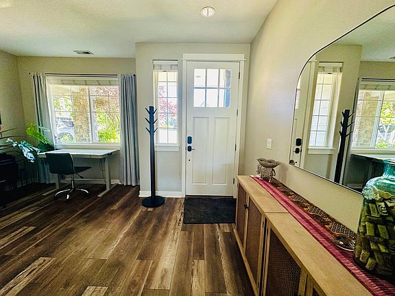 Entryway/ multi-use Parlor (office, dining, sitting, etc)
10' x11'