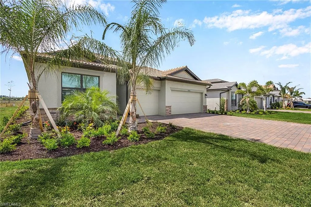 4 bed, 3.0 bath, 2267 sqft, $3,995 — Photo 3