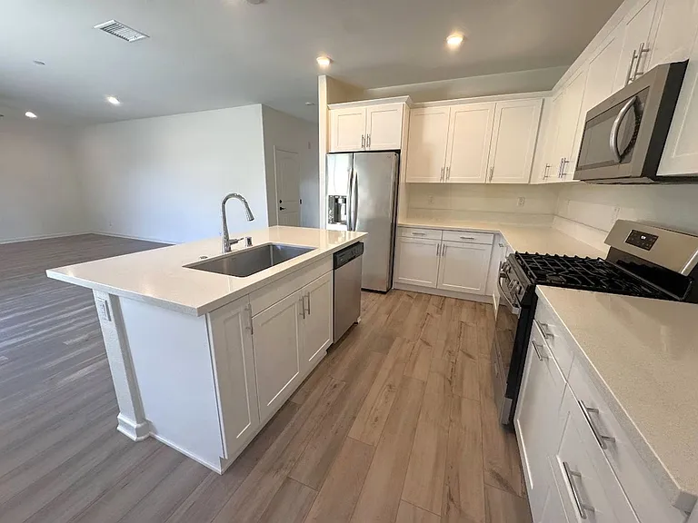 1014 W Buttercup Ln — Photo 8