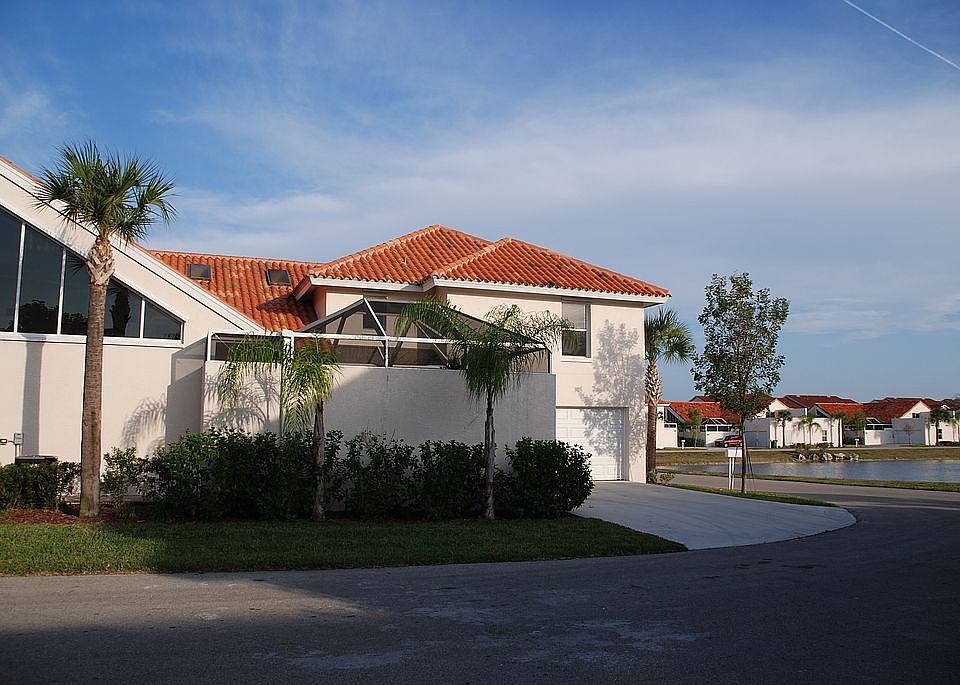 lovely outside/2 car garage