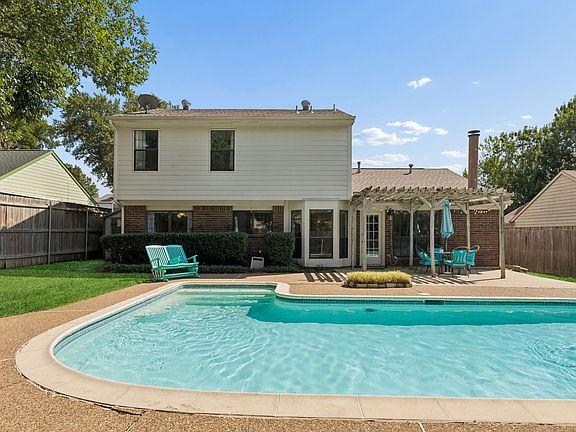 2nd image of 1214 Eaton Ln