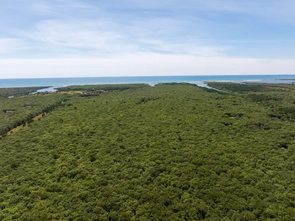 32 Edgartown Rd, West Tisbury, MA 02575