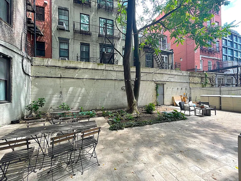 250 Elizabeth St #2 — Photo 10