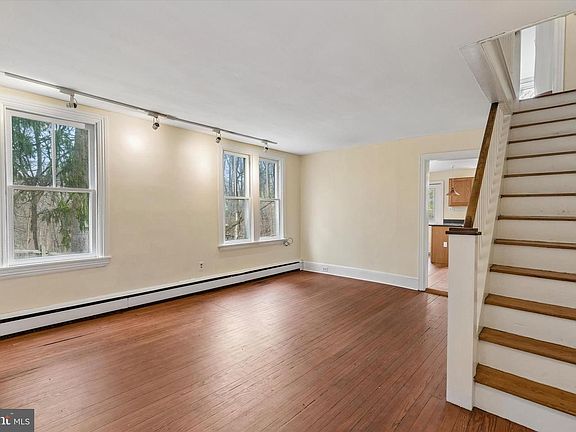3rd image of 27 Woodbine Ave