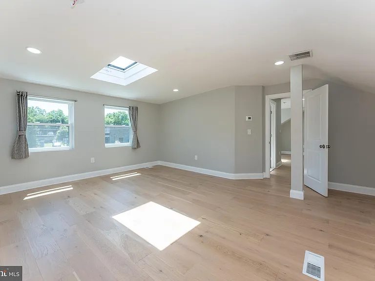 75 Reeder Ave — Photo 17
