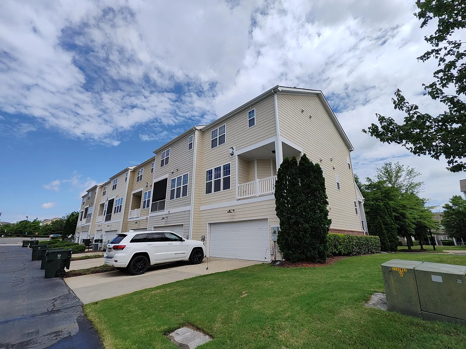 3 bed, 3.5 bath, 2178 sqft, $2,400 — Photo 4