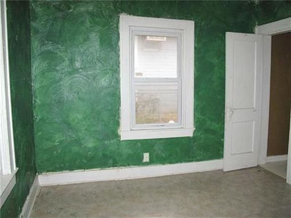 4th image of 2605 Everett Ave