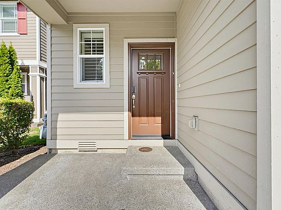 2nd image of 3919 Jett Ln NE